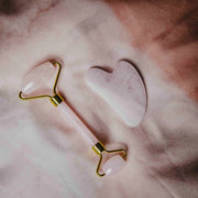 Gua sha y rodillo de cuarzo rosa - Yonisamsara