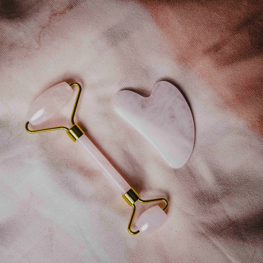 Gua sha y rodillo de cuarzo rosa - Yonisamsara
